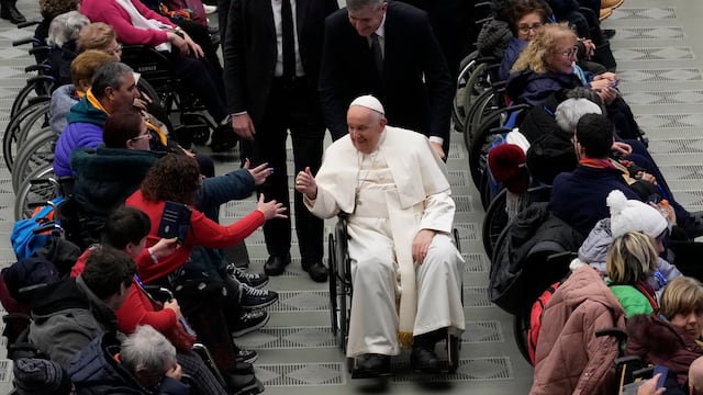 El papa Francisco saluda a los asistentes a una audiencia con personas enfermas y organizadores de la peregrinación a Lourdes, en el salón Pablo VI, en el Vaticano, el 14 de diciembre de 2023. (AP Foto/Alessandra Tarantino)