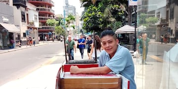 Mariela, vededora de achilata, se refugia del calor en una sombra del centro