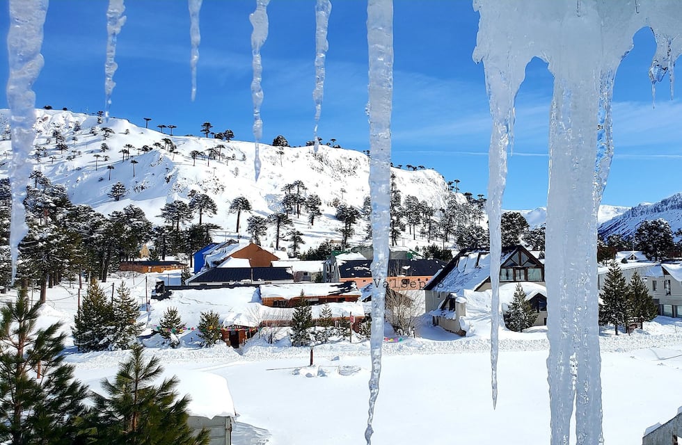 Impresionante nevada en Neuquén: ¿Cómo se las ingenian los vecinos para seguir sus vidas enterrados bajo la nieve?