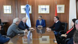 Luis Castellano junto con el embajador suizo