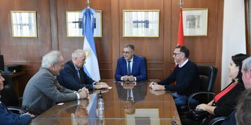 Luis Castellano junto con el embajador suizo