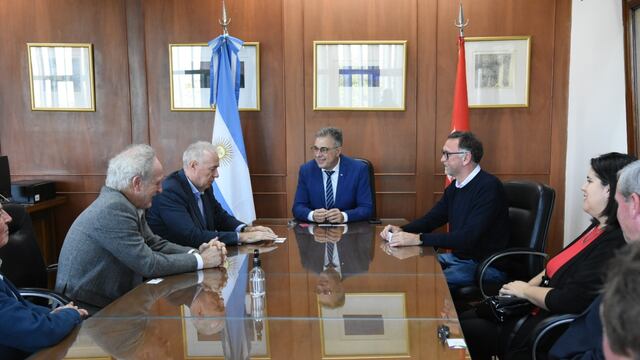 Luis Castellano junto con el embajador suizo