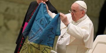 El papa Francisco besó una bandera de Ucrania (AP)
