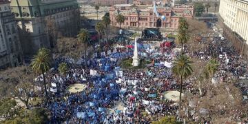 Organización sociales realizan acto por el día de San Cayetano en la Plaza de Mayo