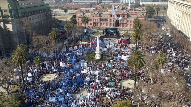 Organización sociales realizan acto por el día de San Cayetano en la Plaza de Mayo