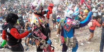 Escena de los festejos de la comparsa "Pocos pero Locos" de Tilcara, durante el Carnaval Grande 2021.