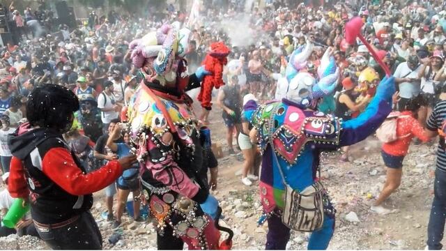 Escena de los festejos de la comparsa "Pocos pero Locos" de Tilcara, durante el Carnaval Grande 2021.