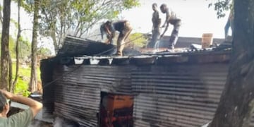 Un incendio en un aserradero consumió parte de un galpón en Santiago de Liniers.