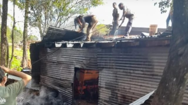 Un incendio en un aserradero consumió parte de un galpón en Santiago de Liniers.