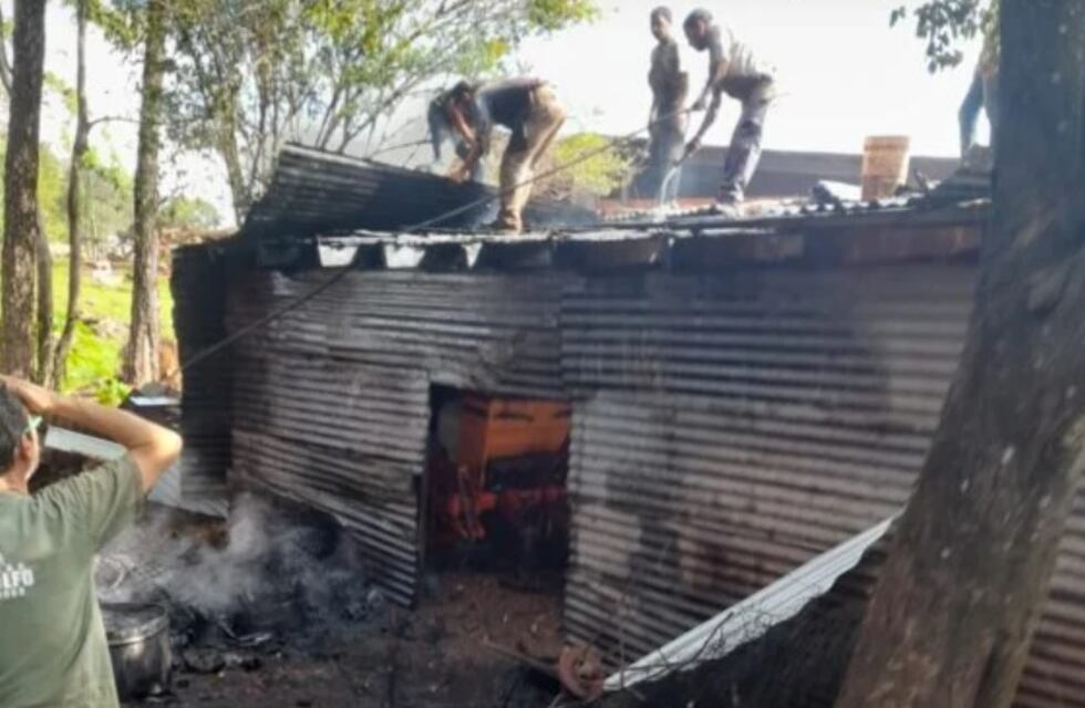 Un incendio en un aserradero consumió parte de un galpón en Santiago de Liniers