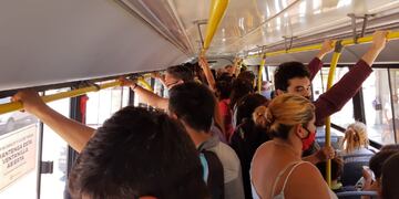 Línea del transporte urbano de la empresa Ersa, un viernes en horario pico.
