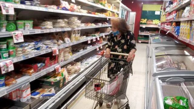 Pasar por las góndolas de un supermercado, un desafío para valientes.