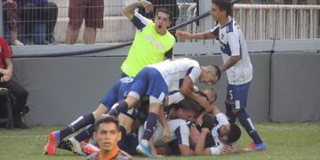 Todo el "Cervecero" festeja el gol de Weissen