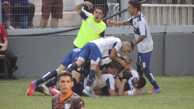 Todo el "Cervecero" festeja el gol de Weissen