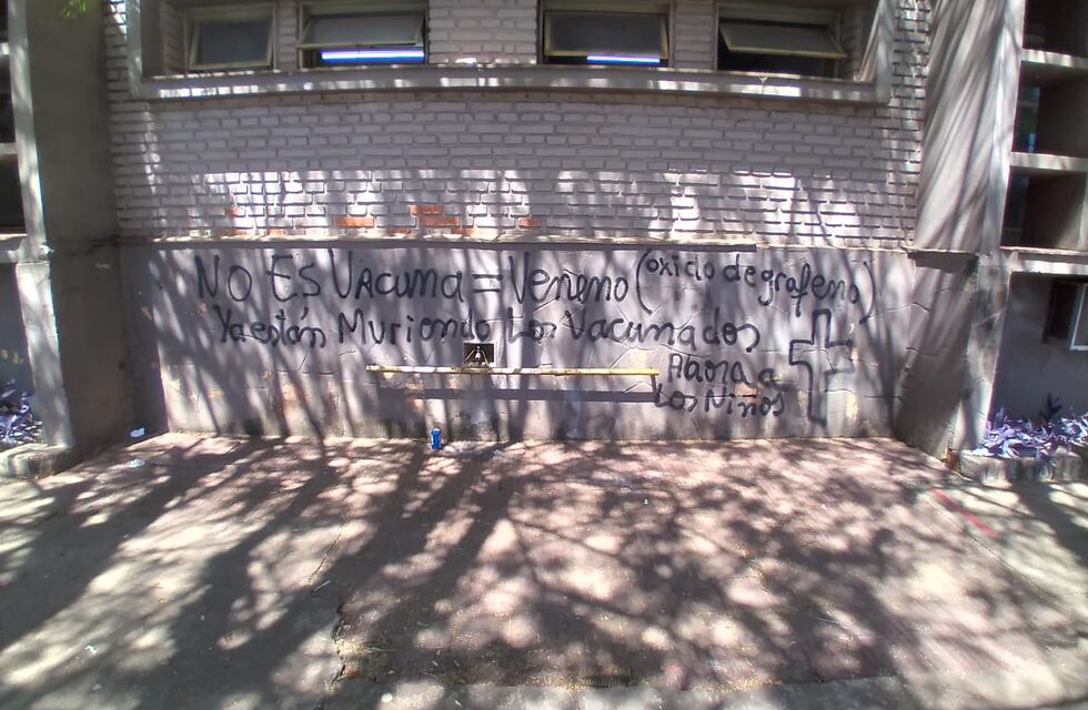 Escuelas vandalizadas con mensajes antivacunas en Posadas