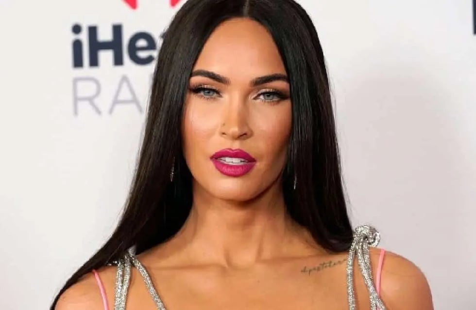 Megan Fox posó entre pétalos de rosas y transparencias: “Siempre quise parecer una baraja de tarot”
