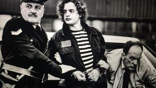 El actor Lorenzo Ferro replica la icónica foto de Robledo Puch en el afiche de su película.