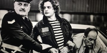 El actor Lorenzo Ferro replica la icónica foto de Robledo Puch en el afiche de su película.