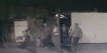 Uno de los jóvenes que se resistió a la detención le tiró una "patada voladora" a uno de los policías.