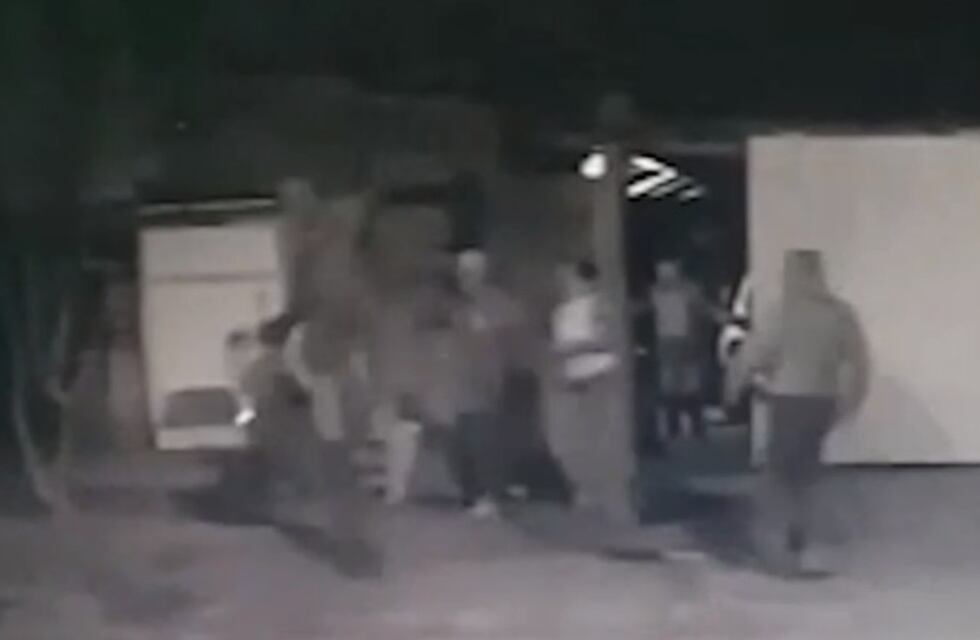 Se conoció el video del ataque a cadenazos a policías en Nuestro Hogar III