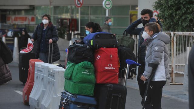 Arribo de pasajeros en el Aeropuerto Internacional de Ezeiza.