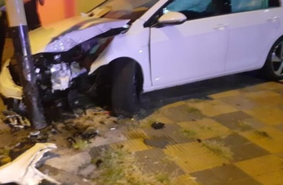 Un hombre alcoholizado chocó contra un semáforo