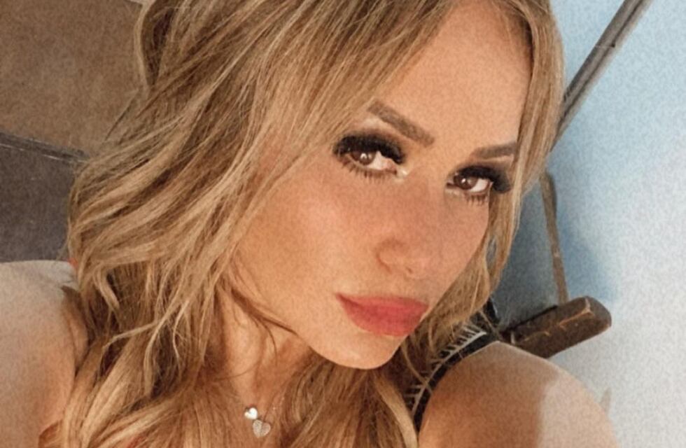 Desde el suelo, en medias de red y bucaneras negras, Karina “La princesita” conquistó en Instagram