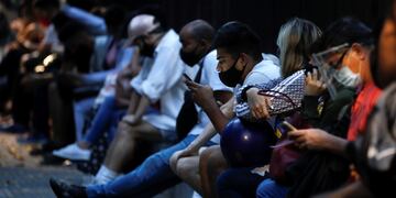 Rigen las nuevas restricciones en Argentina ante el avance de la segunda ola de coronavirus. (AP/Natacha Pisarenko)