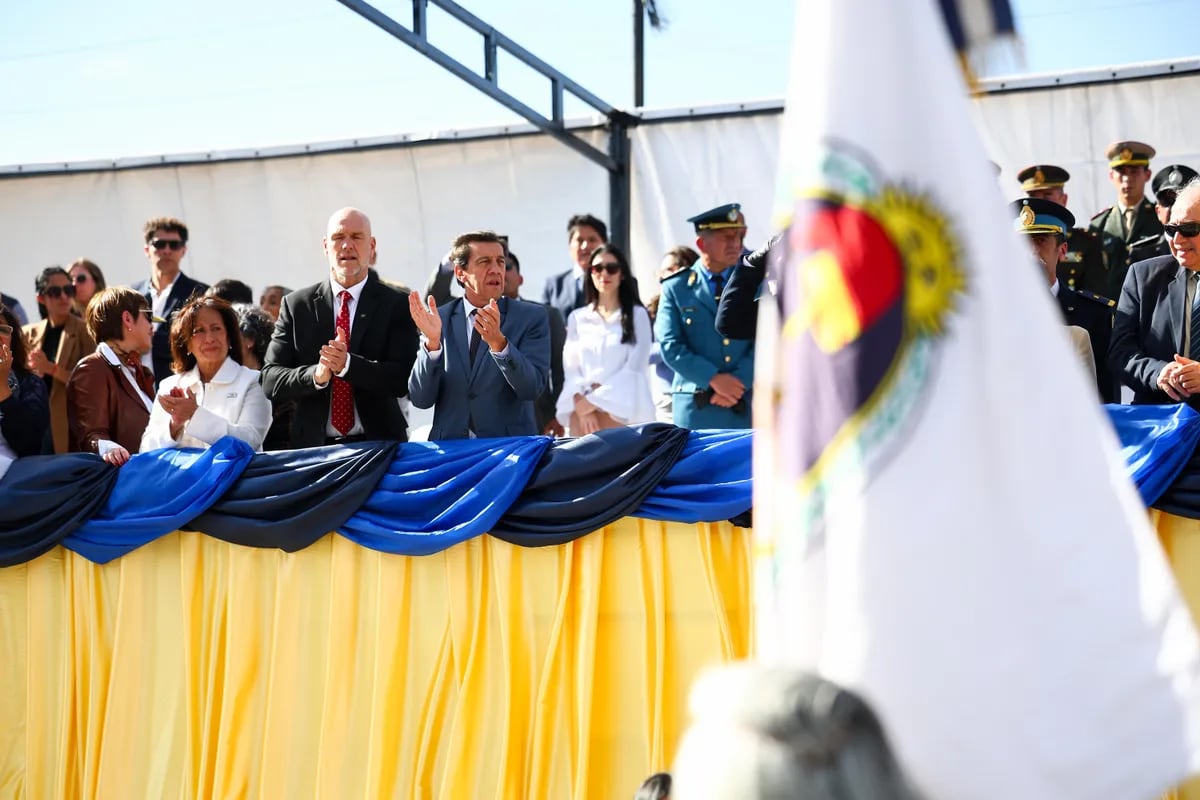 El gobernador Carlos Sadir presidió el acto y desfile con motivo del 180° aniversario de la Policía de Jujuy.