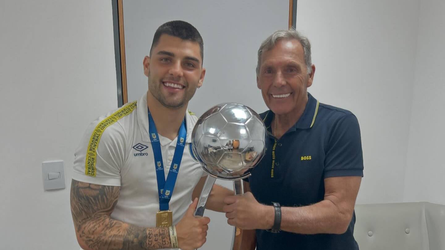 Ignacio Russo y su padre Miguel Ángel se sacaron una foto con la Copa de la Liga Profesional 2023.