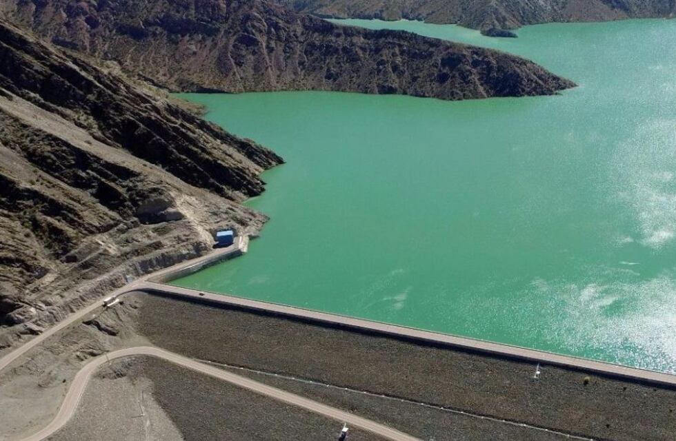 Disputa por el agua: Uñac le pidió a La Pampa cuidar el trabajo de 2600 familias que dependen del Dique El Tambolar