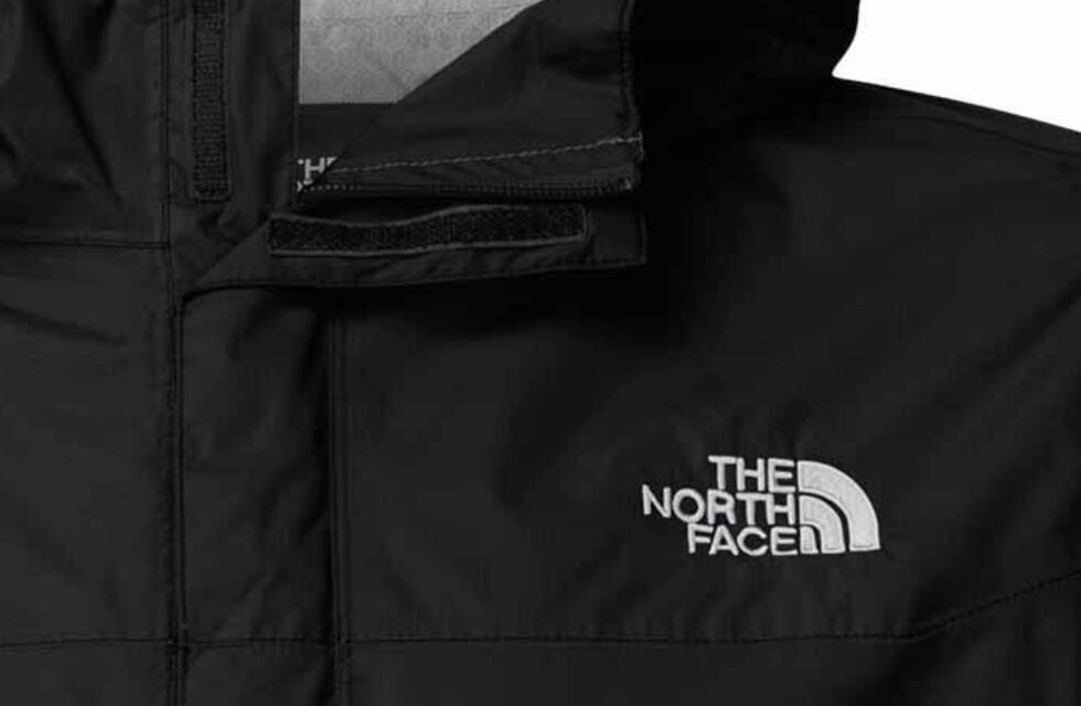 ¿Conviene comprar en Chile?: esto es lo que cuesta una campera de lluvia The North Face