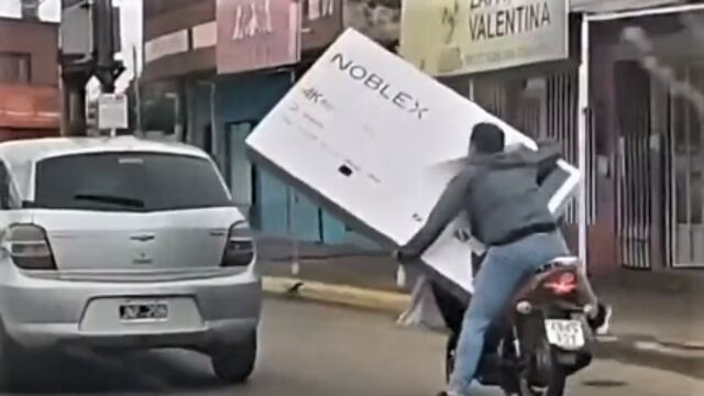 Correntino compró un televisor, se le rompió mientras lo llevaba a su casa y el gerente del local lo busca.