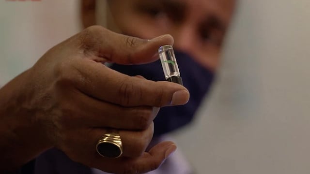 El pentágono desarrollo un microchip que detecta el coronavirus antes de que aparezcan los síntomas   
Matt Hepburn muestra el chip subcutáneo