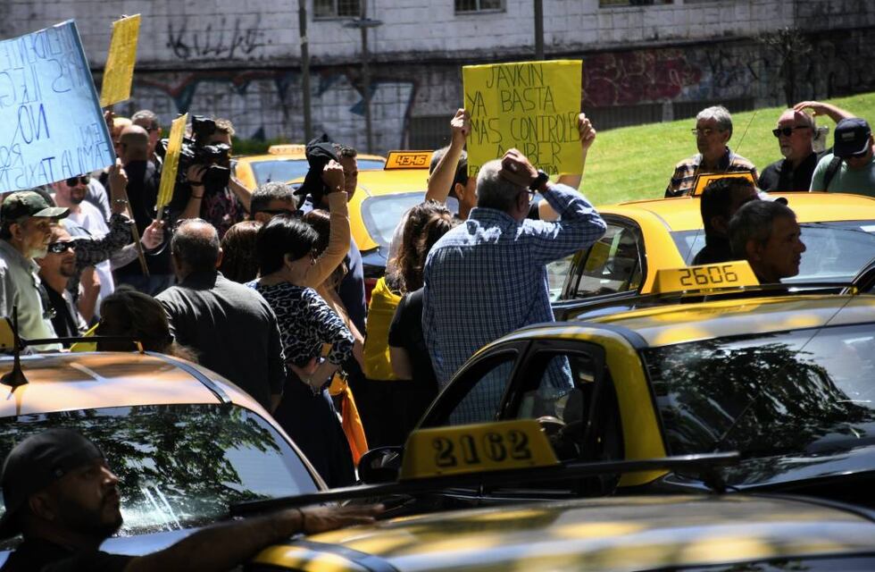 Taxis en Rosario: tras el conflicto por Uber, el Concejo define el futuro de 360 licencias