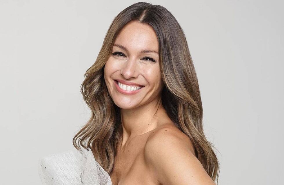 Pampita eligió una microbikini celeste y modeló desde Miami al borde de la pileta