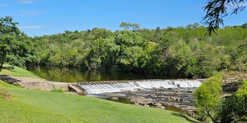 Una colonia escondida en Córdoba se destaca por su cascada privada y su tarifa de $10.000 por persona.