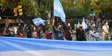 La consigna es realizarlo, para estar más unidos. También en Pujato y Soldini dijeron sí a los colores de nuestra bandera.
Foto: José Gutierrez / Los Andes
