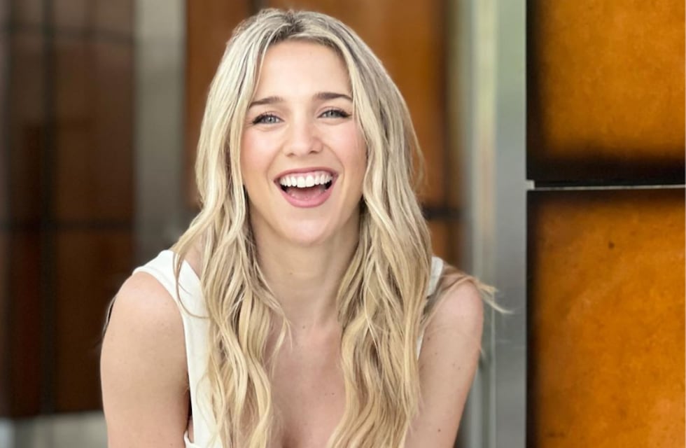 Soledad Fandiño brilló con un vestido de gala blanco con aberturas y estrellas en su cabeza