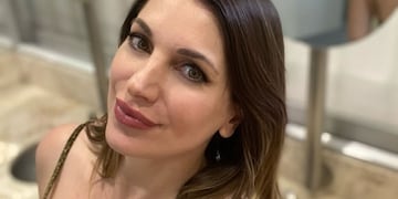 Valeria Degenaro arrasó con un traje de baño azul eléctrico con escote al límite y dejó ver mucha piel