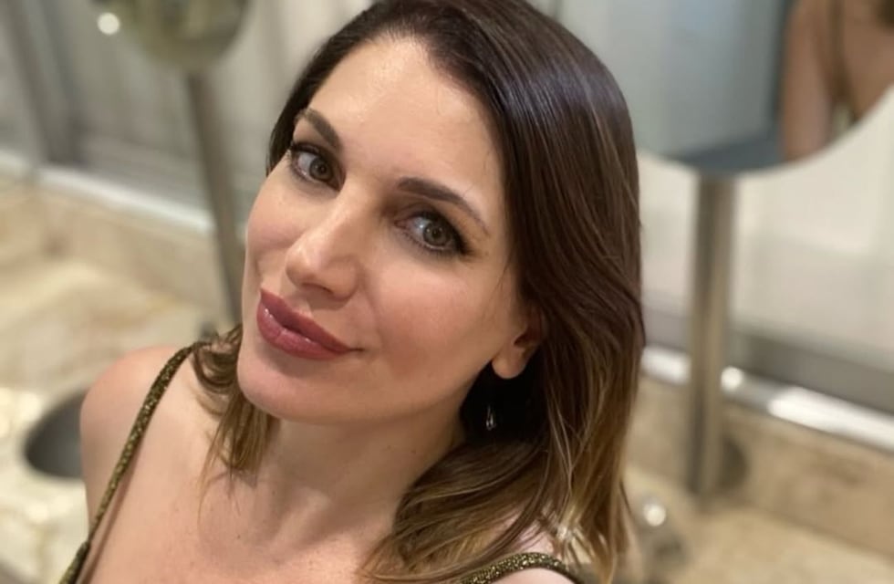 Valeria Degenaro arrasó con un traje de baño azul eléctrico con escote al límite y dejó ver mucha piel