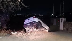 Carlos Paz: conductor ebrio casi provoca una tragedia y queda colgado de un barranco