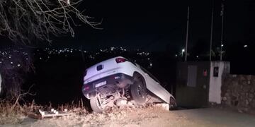 Carlos Paz: conductor ebrio casi provoca una tragedia y queda colgado de un barranco