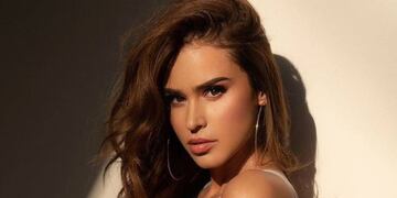 Yanet García impactó con su imponente figura al modelar un body brilloso en una sesión de fotos