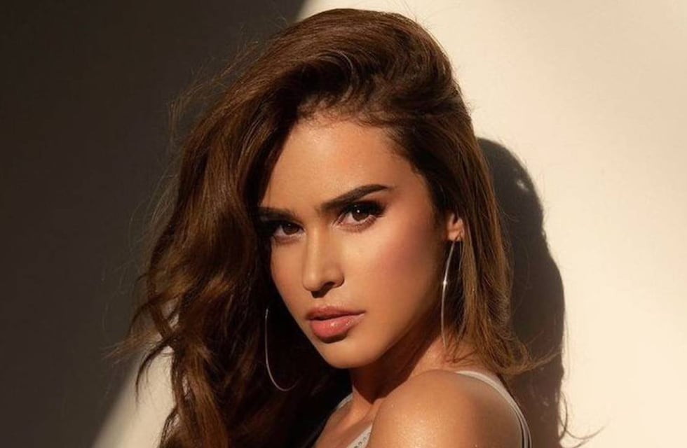 Yanet García impactó con su imponente figura al modelar un body brilloso en una sesión de fotos