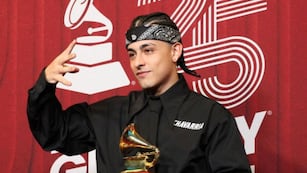 El detalle del look de Trueno en la alfombra roja de los Latin Grammy 2025 que emocionó a todos