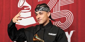 El detalle del look de Trueno en la alfombra roja de los Latin Grammy 2025 que emocionó a todos