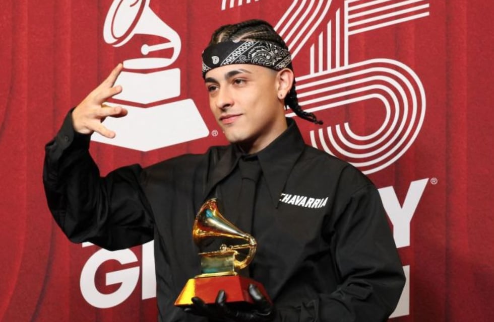 El detalle del look de Trueno en la alfombra roja de los Latin Grammy 2025 que emocionó a todos