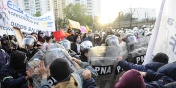 Incidentes en puente Pueyrredón entre manifestantes y efectivos de Prefectura.