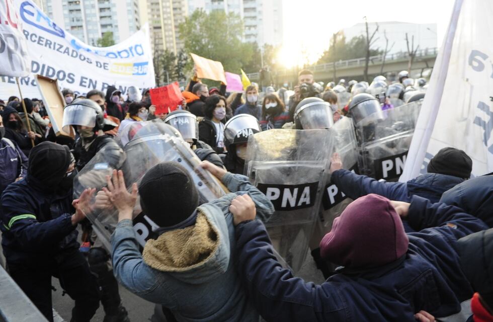 Mañana de tensión en Puente Pueyrredón: empujones y gases entre Prefectura y manifestantes